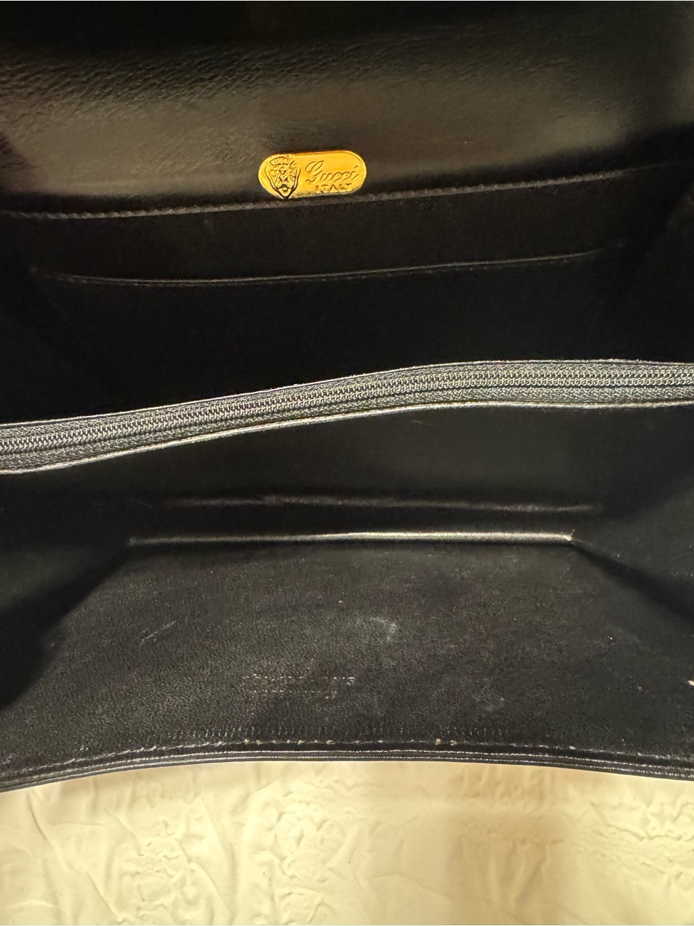 Vintage Gucci Black Leather Shoulder Bag with Gold Accent - Picture 4 of 10